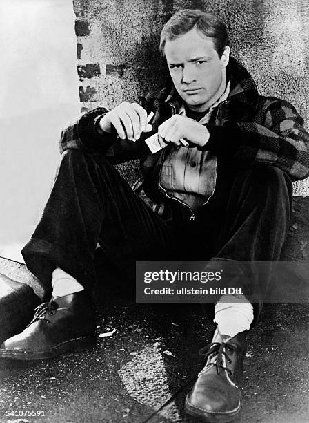 Brando, Marlon *03.04..2004+Schauspieler; USA- in einer Szene des Films 'Die Faust im Nacken' mit Zigarette; R: Elia Kazan- USA, 1954