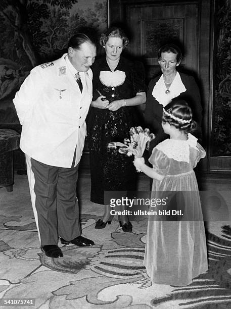 Goering, Hermann *12.01.1893-+Politiker, NSDAP, D- nimmt mit seiner Ehefrau Emmy die Geburtstagswünsche einer Nichteentgegen
