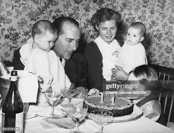 Ingrid Bergman, Swedish actress, with her husband Roberto Rossellini and the twins Ingrid and Isabella celebrating son Robertinoïs birthday - 1953
