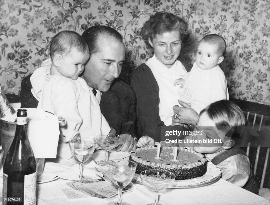 Ingrid Bergman, Swedish actress, with her husband Roberto Rossellini and the twins Ingrid and Isabella celebrating son Robertinoïs birthday - 1953