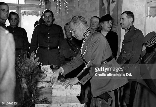 Guisan, Henri *1874-1960+französischer General des Schweizer HeeresKommandant des I. Armeekorpsverteilt Weihnachten Geschenkpakete anSoldaten; im...