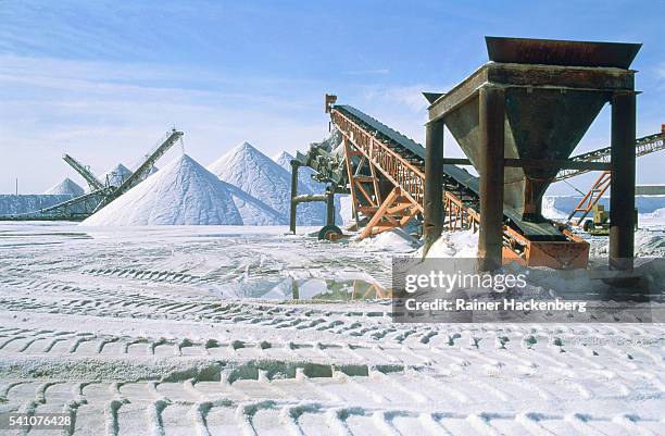 salt heaps and conveyor belts at the salt lake in utah (usa) - zoutmijn stockfoto's en -beelden