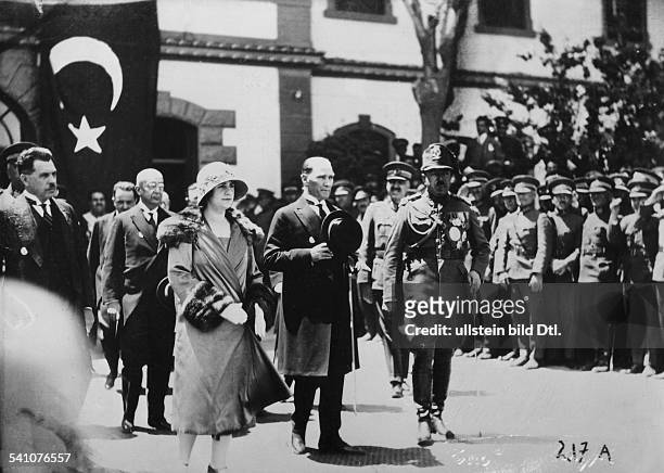 1960König von Afghanistan 1919-1929der König und Ehefrau Suraya bei derAnkunft in Ankara mit dem türkischenStaatspräsidenten Kemal Atatürk - 1928