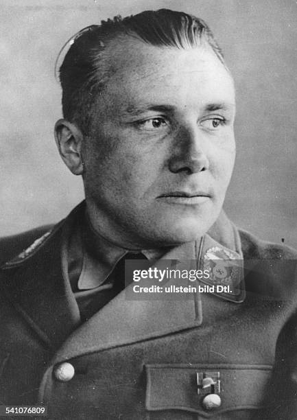 Bormann, Martin *17.06..1945+ Politiker, NSDAP, D- in der Uniform eines Reichsleiters, ander Brusttasche das Frontbann-Abzeichen- vermutlich etwa...