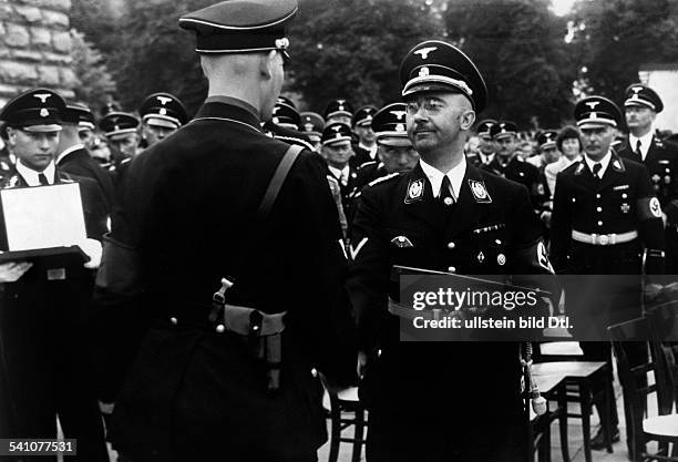 Himmler, Heinrich * - Politician, Nazi Party, Germany'Summer Solstice Games' of the SS: Heinrich Himmler presents the winning team with a prize in...