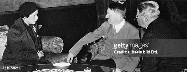 Politiker, NSDAP, D- im Gespräch mit der Führerin derspanischen Falangistinnen, Maria PilarPrimo de Rivera, in der Reichskanzlei inBerlin; rechts:...