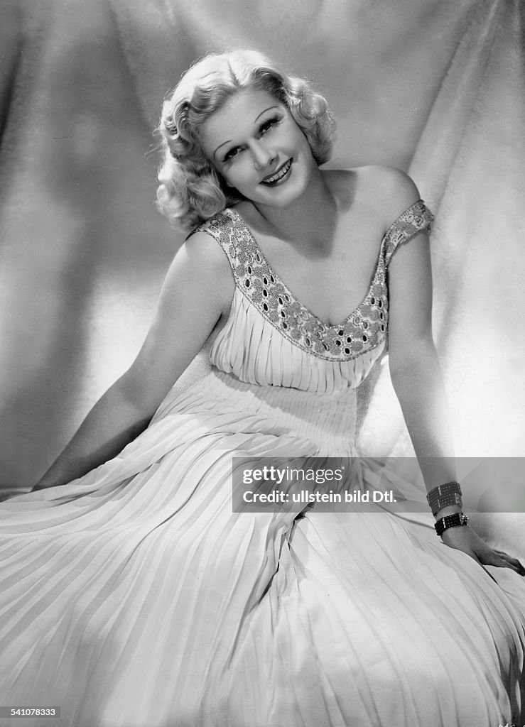 Harlow, Jean - Actress, USA - *03.03.1911-07.06.1937+ Scene from the movie 'Saratoga' Directed by: Jack Conway USA 1937 Produced by: Bernard H. Hyman Vintage property of ullstein bild