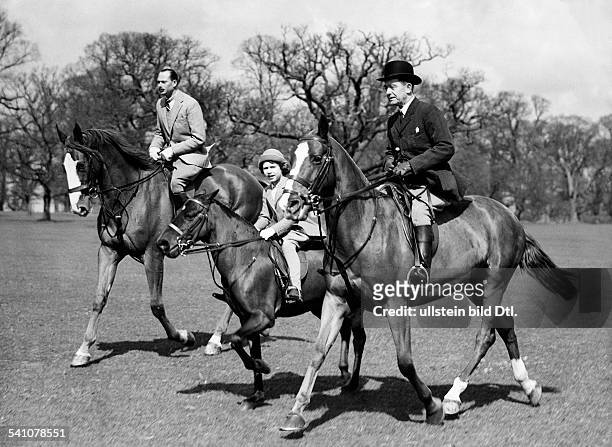 Elisabeth II. *-Koenigin von GB seit 1953- Ausritt mit ihrem Onkel Herzog von Gloucester und einem Reitlehrer im Park von Windsor- 1934