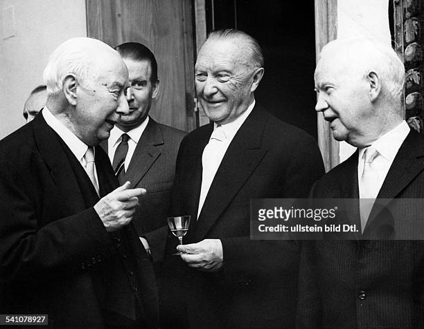 Heuss, Theodor *31.01.1884-+Politiker, BRD, FDPBundespräsident 1949-1959- beim Empfang anlässlich desAbschiedsessens, das die Bundesregierungim...