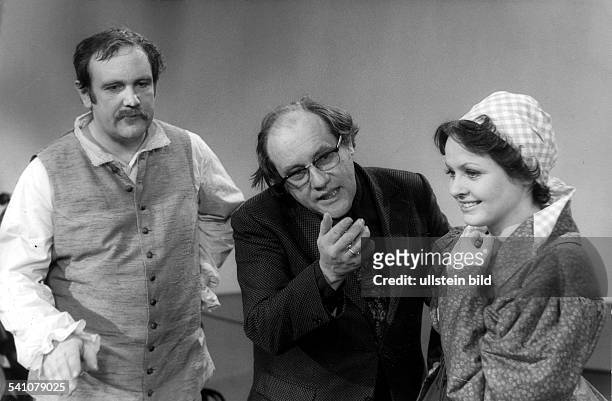 Regisseur Intendant D- bei einer Probe zu der Oper 'Pimpinone'mit den Hauptdarstellern Kurt Moll und Jutta-Renate Ihloff im 'StudioHamburg'- 1975