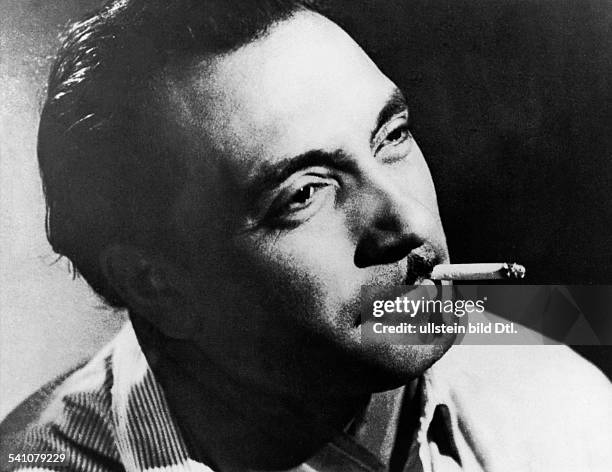 Reinhardt, Django *-+Gitarrist, Jazzmusiker, Frankreich- Portrait mit Zigarette- undatiert