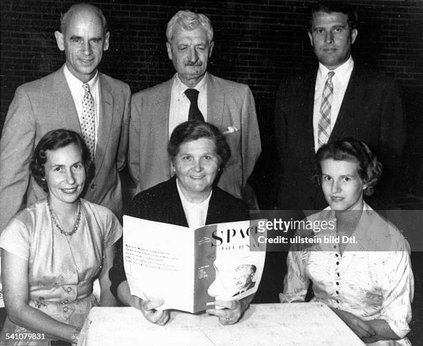 Raketenforscher; DErnst Stuhlinger, Oberth und Wernher von Braun; sitzend: Frau Stuhlinger, Frau Oberth, Frau von Braun1958