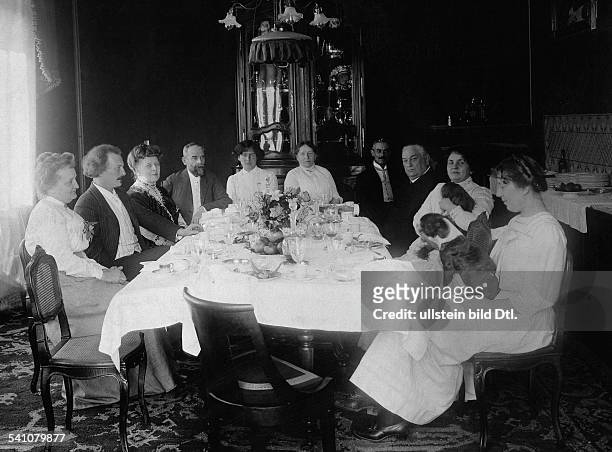 Paderewski, Ignacy *18.11.1860-+Pianist, Komponist, Politiker, Polen- das Ehepaar Paderewski im Kreise von Angehoerigen und Freunden bei Tisch...