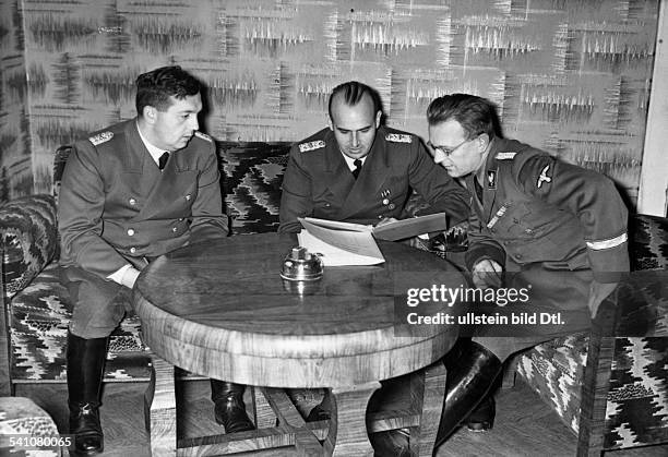 Frank, Hans *-+Dr.jur., NSDAP-Politiker, D- im Gespräch mit seinem Stellvertreter,Dr. Arthur Seyss-Inquart , unddem Chef des Amtes des...