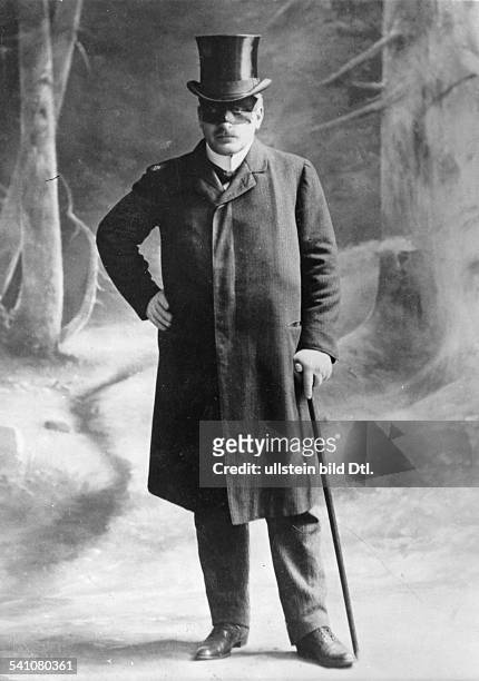 Schriftsteller, Dramatiker, Schauspieler, Lyriker, DRollenporträt als 'Vermummter Herr' in seinem Stück 'Frühlingserwachen'- um 1910
