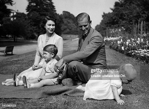 Elisabeth II. *-Koenigin von GB seit 1953- mit ihrem Ehemann Prinz Philip und den Kindern Charles und Anne im Garten von Clarence House- Juli 1951