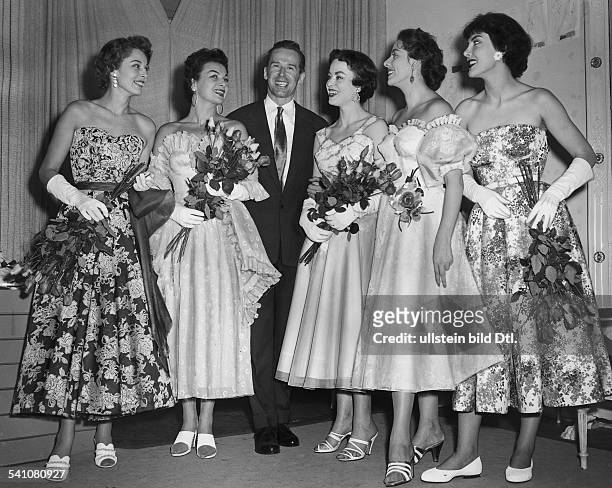 Heinz Oestergaard, fashion designer. With his models at the 'Berliner Durchreise'. - 1953