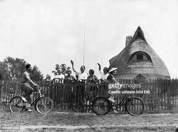 Schmeling, Max - Sportsman, Boxer, Businessman, Germany*28.09..2005+with his wife Anni Ondra cycling in Bad Saarow- Photographer:...