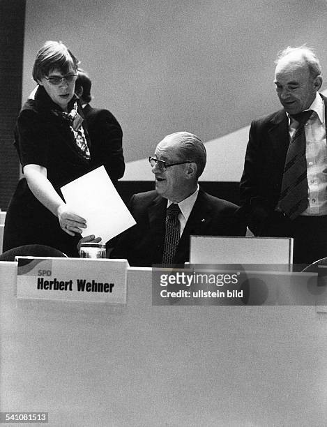 Wehner, Herbert *-+Politiker , D- mit seiner Stieftochter und spaeteren EhefrauGreta Burmester beim SPD-Parteitag in Hamburg- 1977
