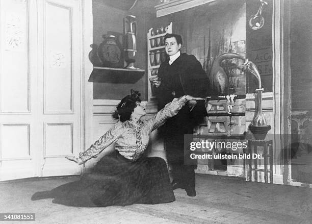 Ette, Sidonie Gabrielle *28.01.1873-+Schriftstellerin, FAuftritt auf der Bühne des Moulin Rouge;Pantomime mit der Marquise de Morny- 1907