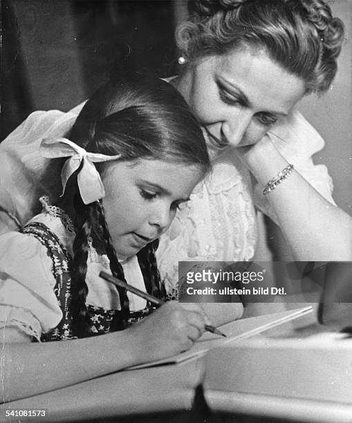 Ehefrau des NSDAP PolitikersJoseph Goebbelsmit ihrer Tochter Helga .- 1939