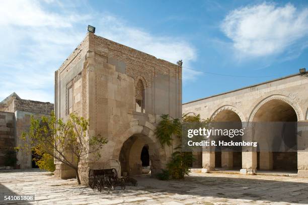 turkey, anatolia, aksaray, sultanhani, sultan han kervansaray - karawanserei stock-fotos und bilder