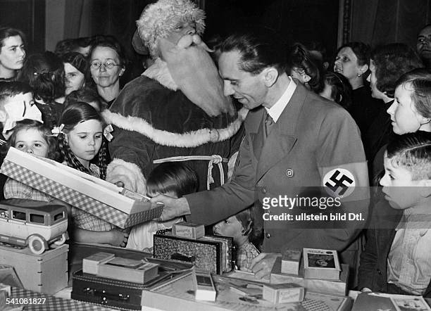 Goebbels, Joseph *29.10.1897-+Politiker, NSDAP, D- verteilt Geschenke an Kinder deutscherRückwanderer auf einer Weihnachtsfeierim Reichsministerium...