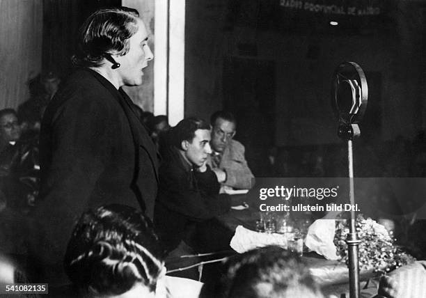 La Pasionaria' *09.11.1895-+Politikerin SpanienRede der 'La Pasionaria' auf einerVolksfrontversammlung in Madrid- 1936