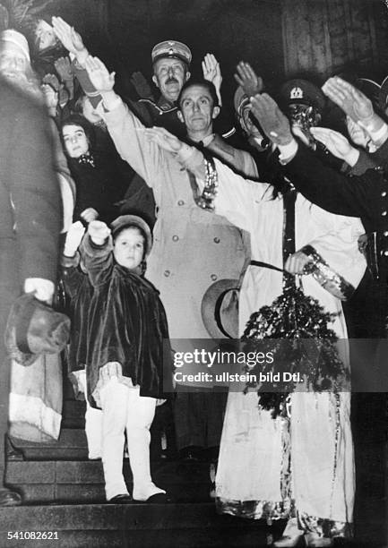 Politiker, NSDAP, D- mit Tochter Helga bei der Eröffnungdes Weihnachtsmarktes am Funkturm inBerlin; hinter Goebbels: SA-FührerAugust Wilhelm Prinz...