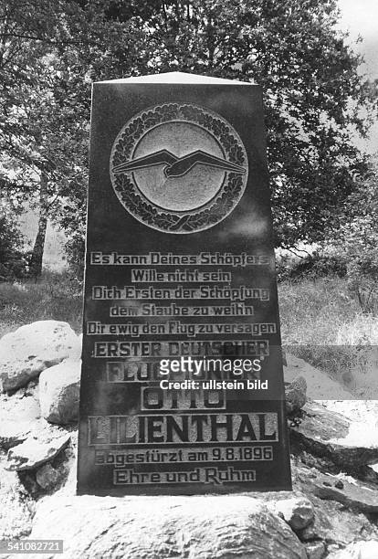 Otto Lilienthal *23.05.1848-10.08.1896+Ingenieur, Flugpionier, D- Gedenkstein am Ort seines tödlichen Unfalls am Gollenberg in Stölln- 1982