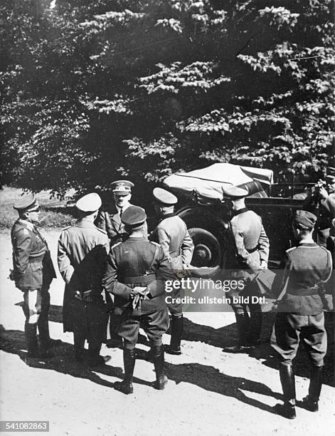 Politiker, NSDAP, D- bei einem Lagebericht auf der Fahrtdurch den sog. Korridor im Bereich derHeeresgruppe Nord- veröffentlicht