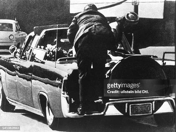 Politiker, Demokraten, USA35. US-Präsident 1961-1963ein Sicherheitsbeamter beugt sich über den von den Kugeln des Attentäters getroffenen...