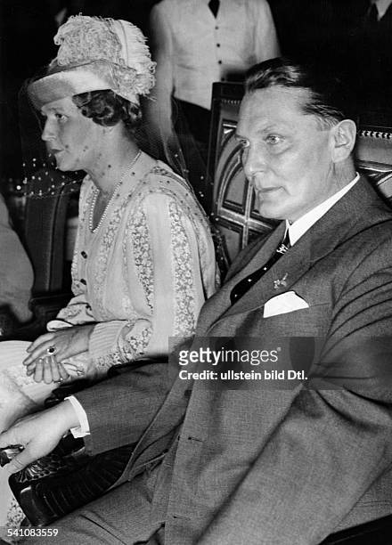 Goering, Hermann *12.01.1893-+Politiker, NSDAP, D- mit seiner Ehefrau Emmy- um 1938