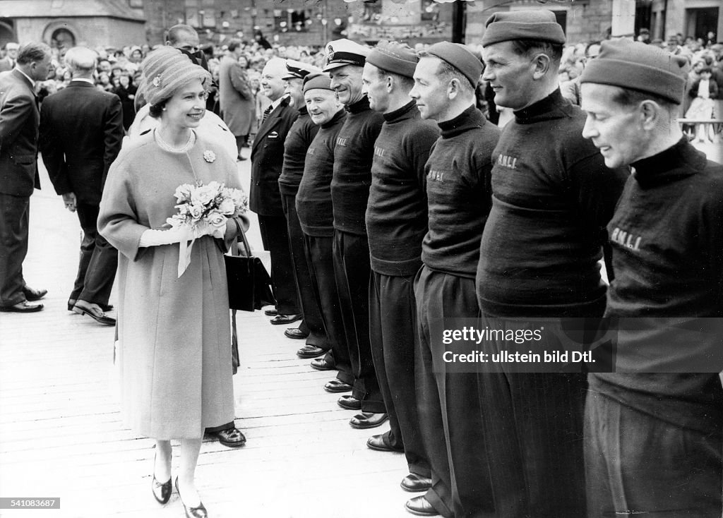 Elisabeth II. von GB/ mit Seenot- Rettungsmaennern v. d. Shetlandinseln