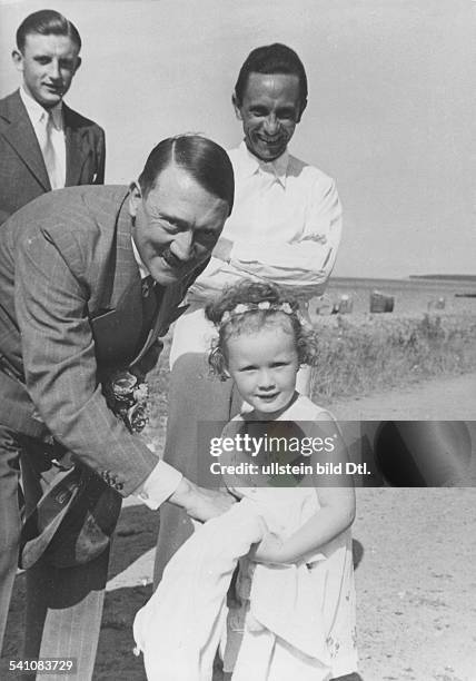 Politiker, NSDAP, D- mit einem kleinen Mädchen an einemStrand; in der Mitte Joseph Goebbels