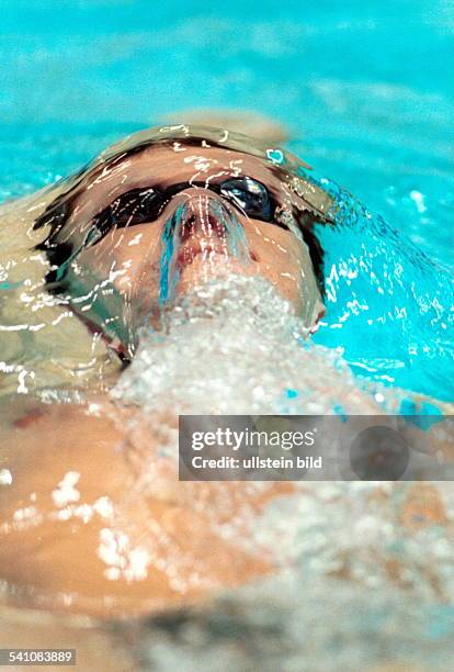 1975Sportler, Schwimmen USAKurzbahn Weltcup in Berlin:- in Aktion beim Rückenschwimmen, Kopf knapp unter der Wasseroberfläche