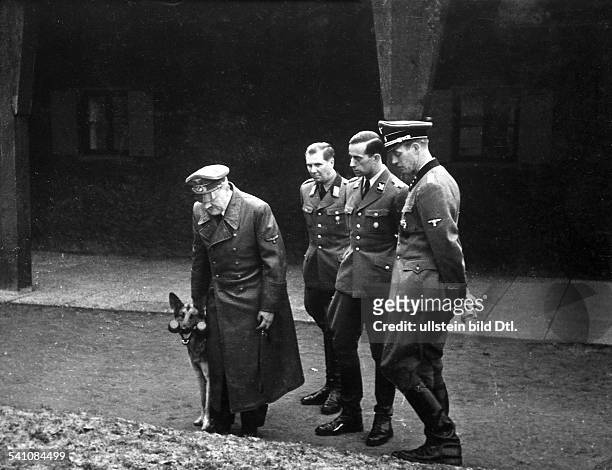 Politiker, NSDAP, D- im Gelände des Führerhauptquartiers'Wolfsschanze' bei Rastenburg inOstpreussen; in der Gruppe BegleitarztDr. Karl Brandt sowie...