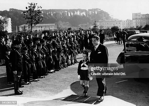 Ciano, Galeazzo Graf *18.03..1944+Politiker, I- begleitet seinen Sohn Fabrizio zurEinschulung zu Beginn des neuenSchuljahres in Rom- Oktober 1938