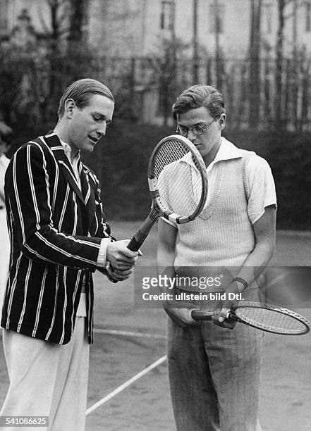 Cramm, Gottfried von *07.07..1976+Unternehmer, Sportler, Tennis, 'Tennisbaron', D- zeigt einem Fan seinen Tennisschläger- 1934Veroeffentlicht B.Mp.