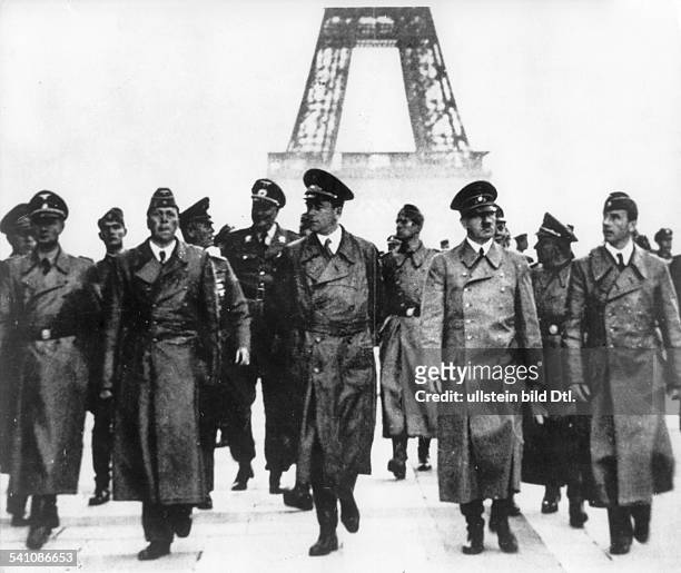 Politiker, NSDAP, D- in Paris vor dem Eiffelturm; daneben SS-Führer Karl Wolff, dieArchitekten Hermann Giesler und AlbertSpeer, der Bildhauer Arno...