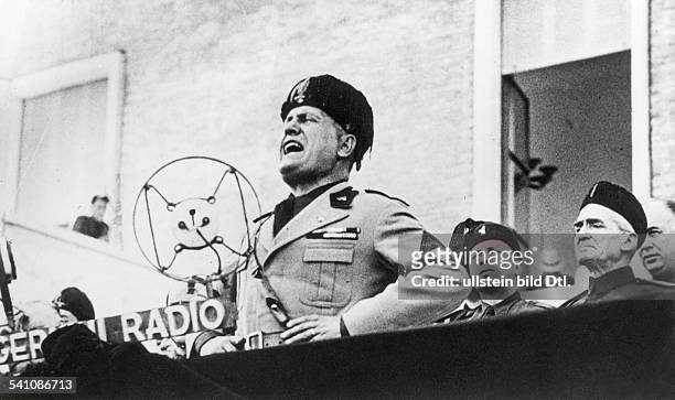 Benito Mussolini *29.07.1883-+Politiker, Italien1925-1943/45 Diktator Italiens- während seiner Rede an die `Garde derLandarbeiter' anlässlichder...