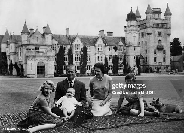 Elisabeth II. *-Koenigin von GB seit 1953- Anne, Prinz Philip mit Prinz Andrew, Elisabeth und Charles vor Balmoral Castle, Schottland, der...