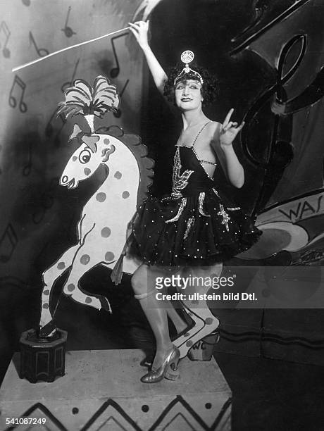 1989Kabarettistin, Chansonniere,Schauspielerin, D- sitzt in einer Bühnendekoration aufeinem Pappferd in der Revue `Was Siewollen' in Komödie, Berlin-...