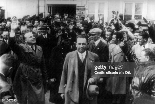 Frank, Hans *-16.10. 1946+Dr.jur., NSDAP-Politiker, D- trifft auf dem Flughafen Wien - Aspernzu einer Juristentagung ein; links hinterFrank: der...