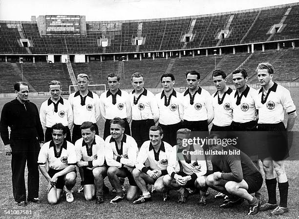 Sportler, Trainer Fussball DGruppenfoto der deutschenNationalmannschaft im BerlinerOlympiastadion:Obere Reihe v.l.: Richard Herrmann,Hoffmann, Horst...