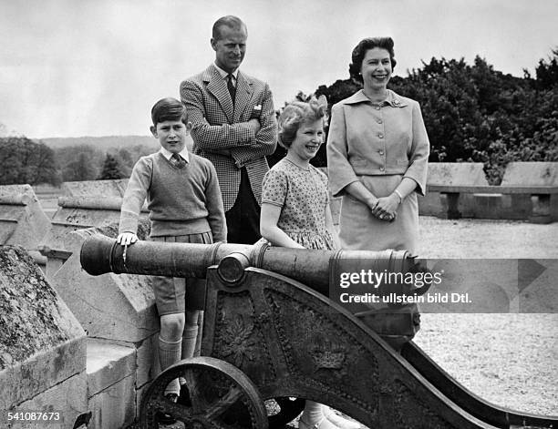 Elisabeth II. *-Koenigin von GB seit 1953- mit Prinz Philip und den Kindern Charles und Anne in Windsor Castle- Juni 1959