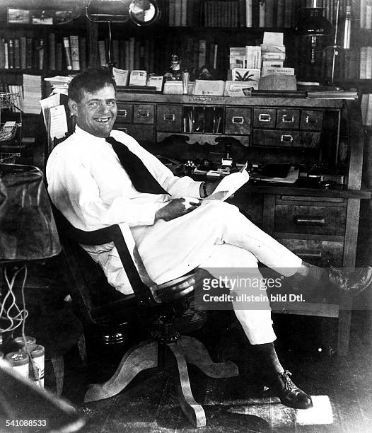 Jack London*12.01.1876-+Schriftsteller, USA- am Schreibtisch auf seiner Ranch in Glen Ellen- ohne Jahr