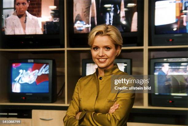 Moderatorin, Journalistin, Dsteht im Fernsehstudio von SAT.1 vor einer Monitorwand- Oktober 1999