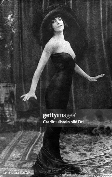 Nielsen, Asta - Actress, Denmark - *11.09.1881-+ Scene from the movie 'Der Totentanz' Directed by: Urban Gad Germany 1912 Produced by: Deutsche...