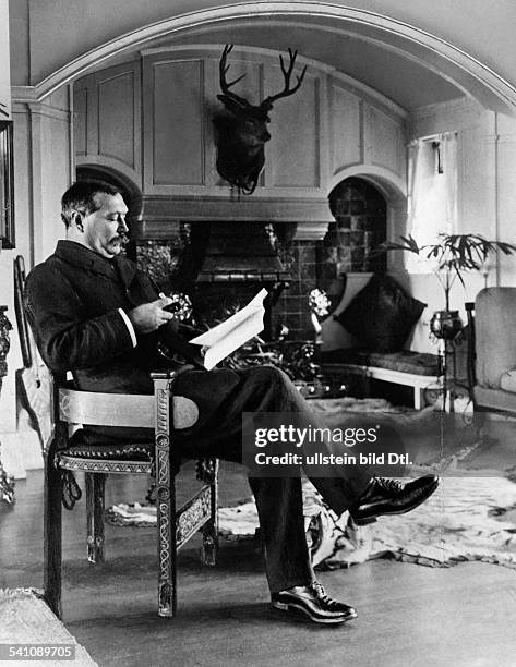 Doyle, Sir Arthur Conan *22.05.1859-+Schriftsteller, Arzt, GB- in seinem Wohnzimmer, lesend- 1929